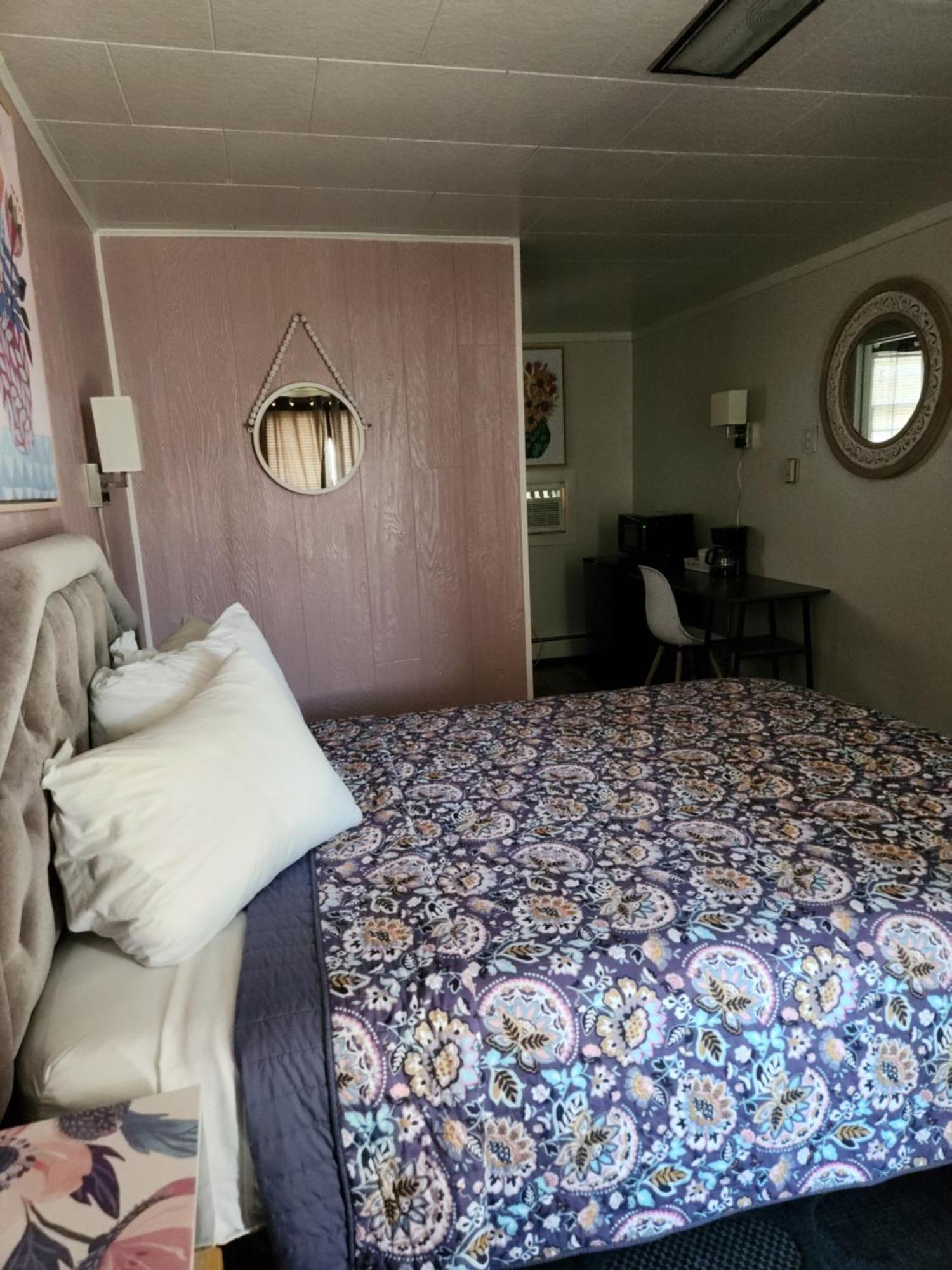 Sage Motel Greybull Room photo
