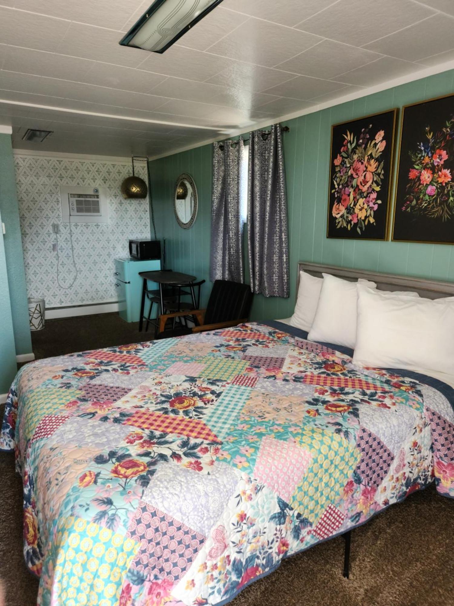 Sage Motel Greybull Room photo
