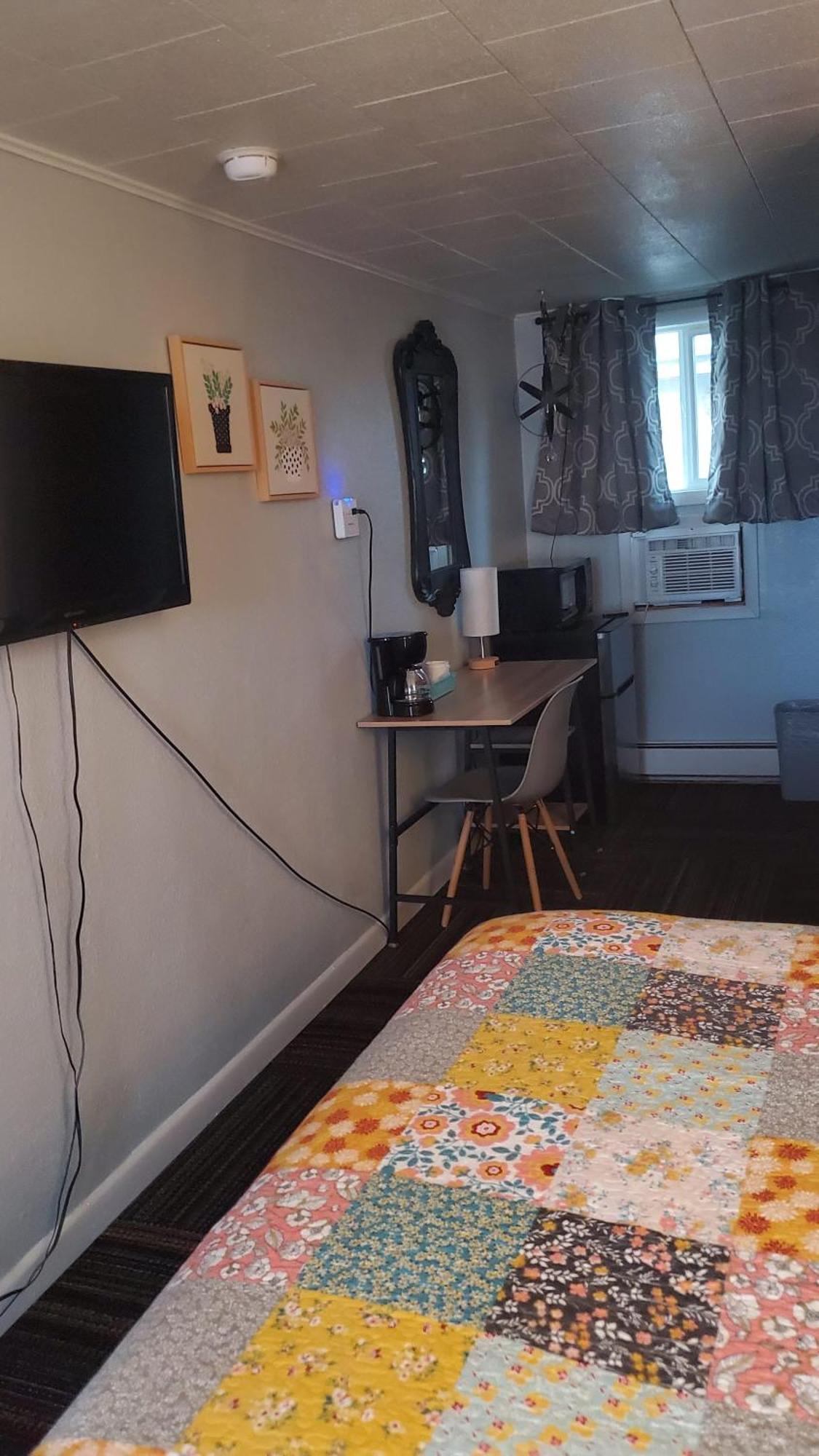Sage Motel Greybull Room photo