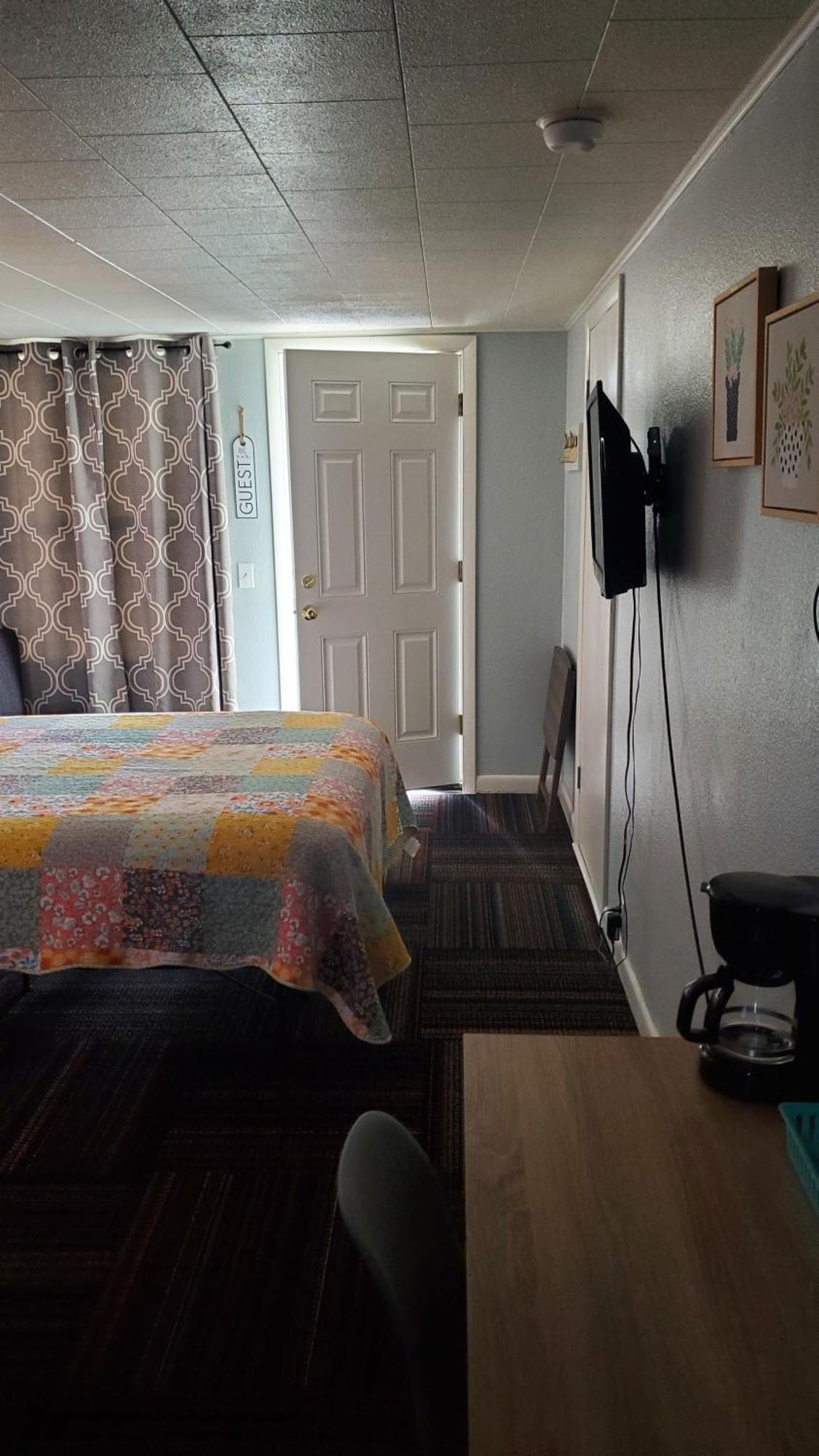 Sage Motel Greybull Room photo