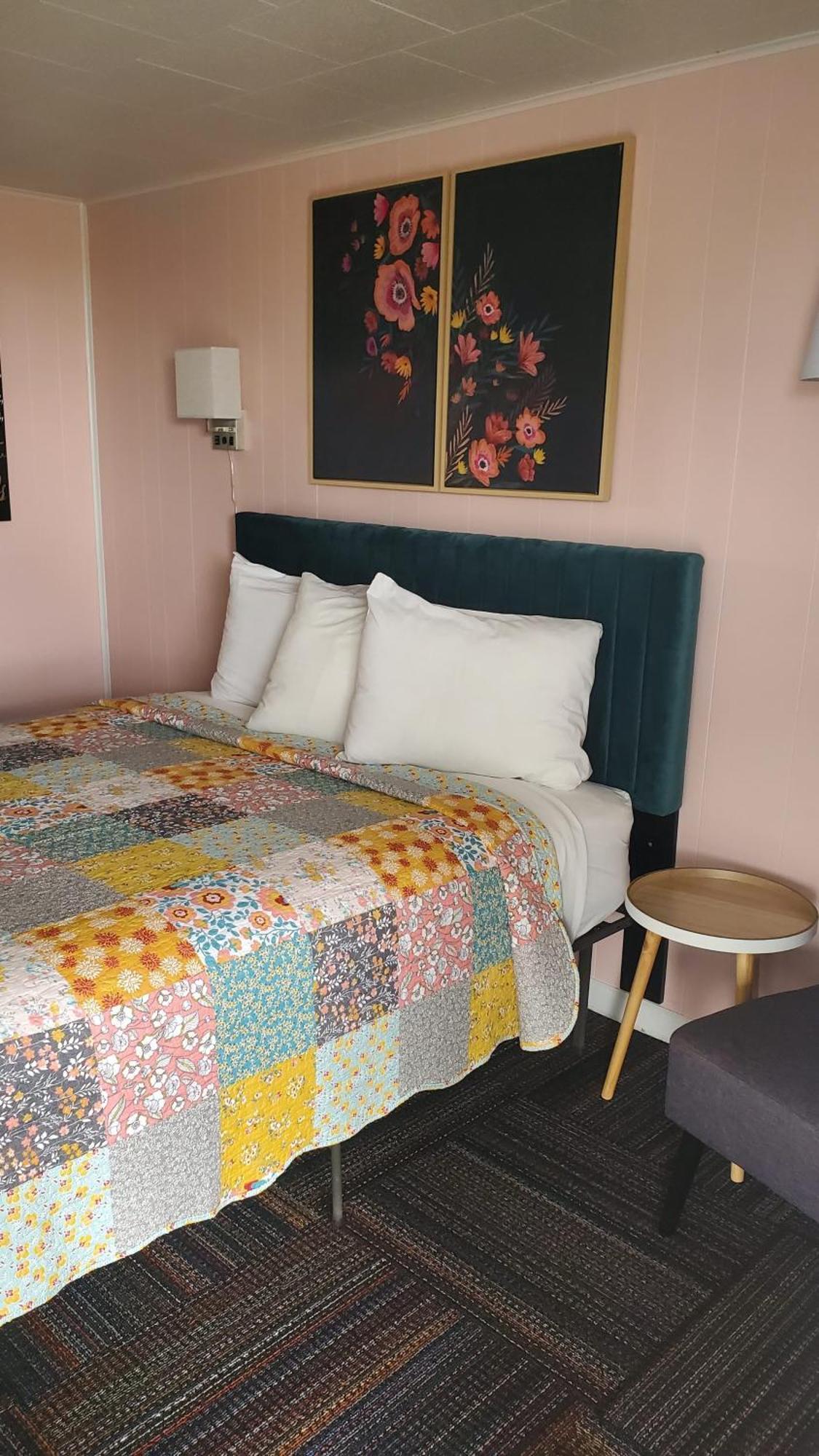 Sage Motel Greybull Room photo