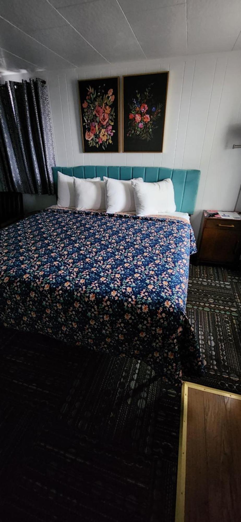 Sage Motel Greybull Room photo